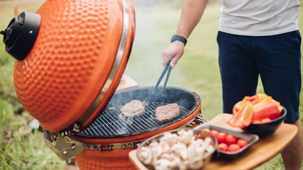 Découvrez quel combustible choisir pour votre kamado : charbon, bois ou alternatives. guide complet pour maîtriser la cuisson et optimiser votre barbecue.