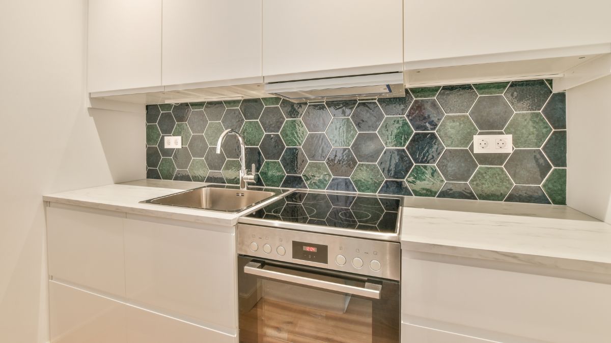 Quelle faïence de crédence choisir derrière la plaque de cuisson